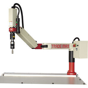 máquina de roscado con brazo articulado