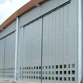 Puerta plegable - PL 10000 MOT - SACIL HLB - de hangar / industrial