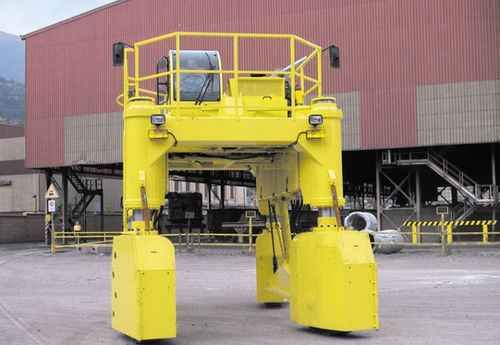 Carretilla elevadora de tipo straddle (horcaja) para acería - MORELLO GIOVANNI S.r.l. - con motor diésel