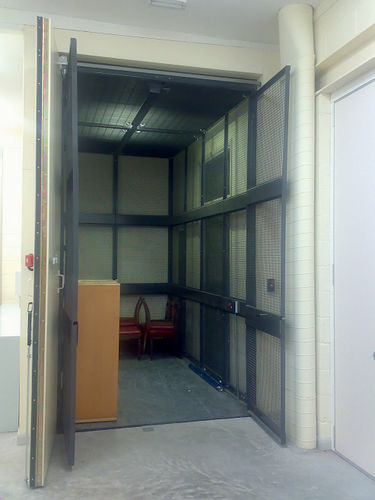 Montecarga hidráulico - Edmolift UK Ltd - con plataforma