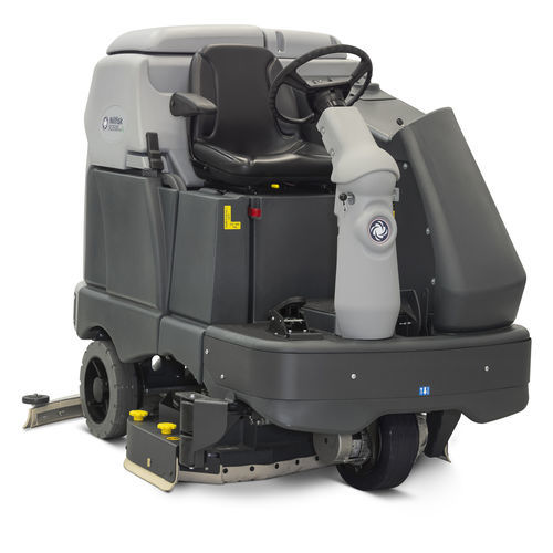 Fregadora con operador a bordo - SC6500 series - Nilfisk - alimentada por batería / compacta