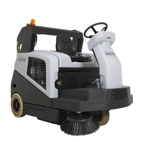 Barredora con operador a bordo - SW5500 series - Nilfisk - con batería / de exterior / de interior