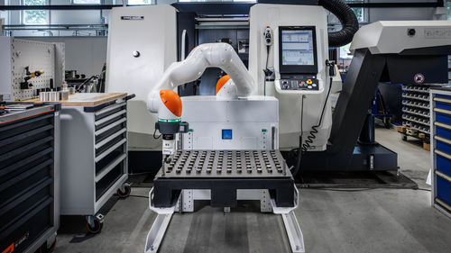 Sistema de carga de piezas de trabajo - MAIROFlex iisy - KUKA AG - con robot articulado de 6 ejes / automatizado