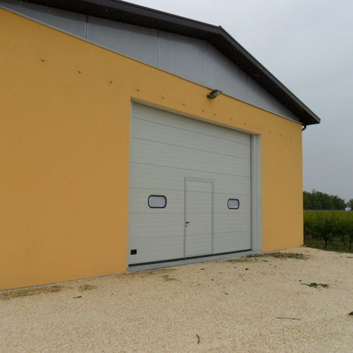 Puerta seccional - Tecnoindustriale s.r.l. - de metal / para exteriores / de hangar