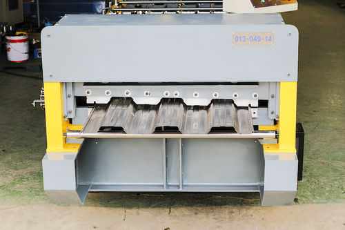 Perfiladora para paneles de suelo de acero - AMECO INDUSTRIAL JOINT STOCK COMPANY - automática / controlada por PLC / fija