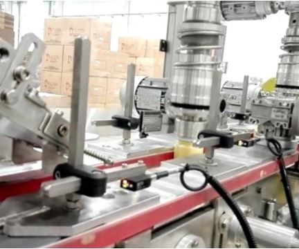 Tapadora-enroscadora lineal - Sapli - rotativa / automática / para productos fitosanitarios
