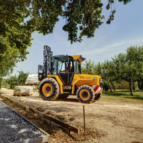 Carretilla elevadora con motor de combustión - RTFL - JCB - con operador sentado / para el sector de la construcción / con 4 ruedas