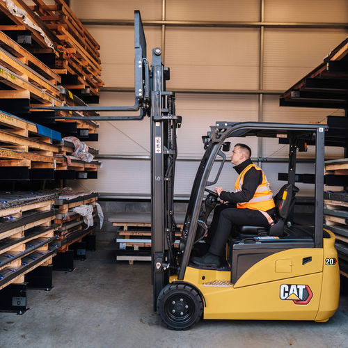 Carretilla elevadora eléctrica - EP16-20QT - Cat Lift Trucks - con operador sentado / para interior / para uso exterior