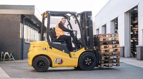 Carretilla elevadora eléctrica - EP series - Cat Lift Trucks - con operador sentado / para interior / para uso exterior