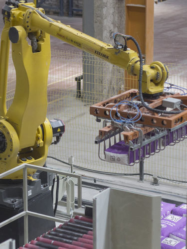 Célula robotizada pick and place - Keramik Makina Sanayi ve Ticaret A.Ş