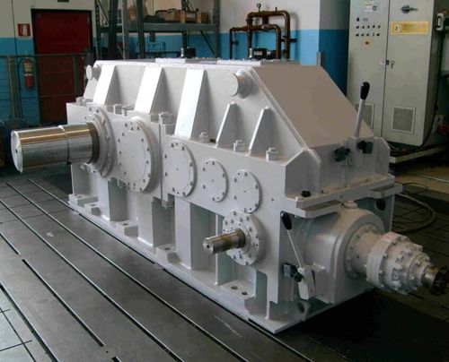 Reductor con engranajes espirocónicos - kngear - de ejes paralelos / > 10 kNm / 200 - 500 Nm