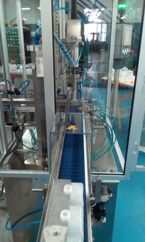 Tapadora-enroscadora lineal - LIN-CLOCAP 2S - SAMAS ITALY - neumática / automática / para productos fitosanitarios