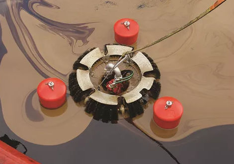 Skimmer de aceite - HELIX series - DESMI Pumping Technology A/S - de superficie