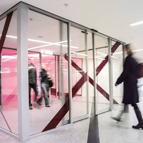 Puerta corredera - Gilgen Door Systems AG - de vidrio / para interior / automática