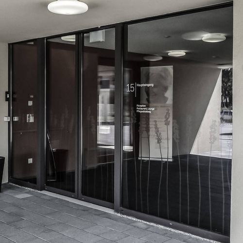 Puerta corredera - Gilgen Door Systems AG - de vidrio / para interior / a prueba de viento
