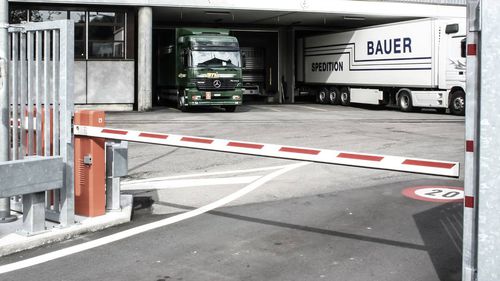 Barrera de acceso - G-620-S - Gilgen Door Systems AG - levadiza / para vehículos / articulada