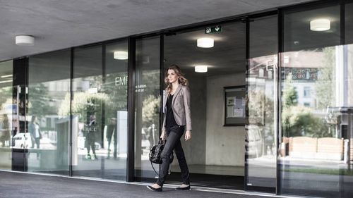 Puerta corredera - Gilgen Door Systems AG - de vidrio / para interior / automática