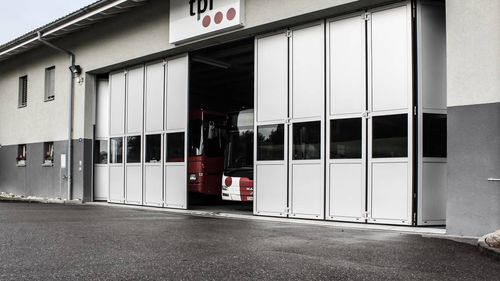 Puerta corredera - Gilgen Door Systems AG - plegable / para interior / personalizada