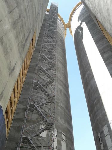 Escalera fija de exterior - SUCOOT CO., LTD. - metálica / para tanque