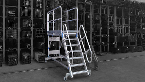 Escalera móvil - Upmoviom Storage Systems - de plataforma / para almacén