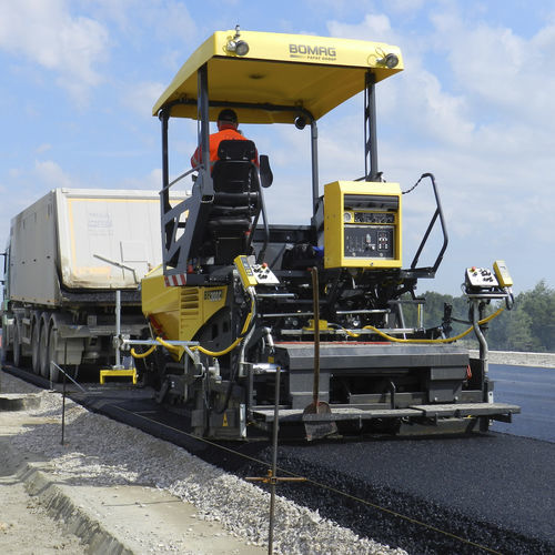 Pavimentadora de asfalto - BF 300 C series - BOMAG - con orugas / de combustible / para construcciones