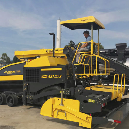 Pavimentadora de asfalto - VDA 421 MAX - BOMAG - con orugas / de combustible / de cinta transportadora