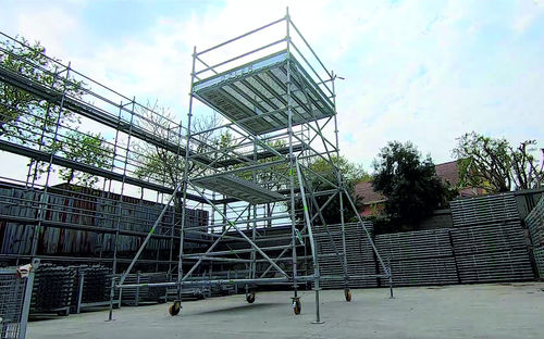 Torre de andamio móvil - UNISCAFF  - OZLER FORMWORK AND SCAFFOLDING SYSTEMS - de fachada / modular