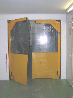 Puerta industrial - VINCA EQUIPOS INDUSTRIALES - abatible / de acero