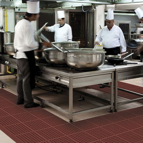 Alfombra antifatiga - Cushion Ease™ Red 550RD - Justrite Safety Group - de burbujas / de caucho nitrilo / para la industria agroalimentaria