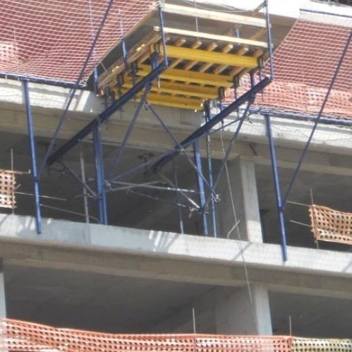 Montecarga para obra - ASYAPI scaffolding - con plataforma
