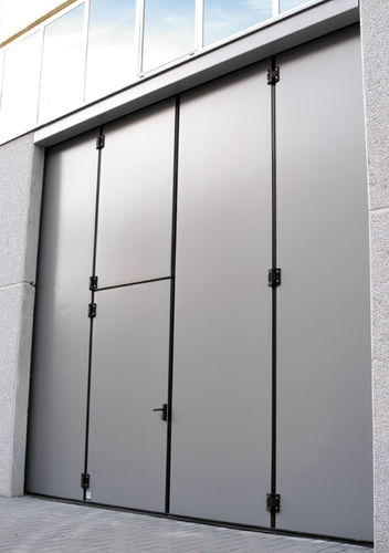 Puerta plegable - Mod HINGE  - Moreschi Chiusure Industriali S.r.l. - de hangar / para la industria del automóvil / para la industria minera