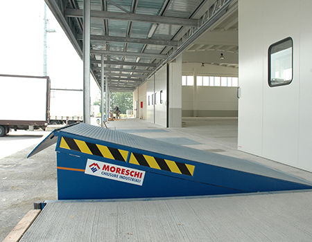Rampa de vehículo - Moreschi Chiusure Industriali S.r.l. - para transporte / para plataforma / hidráulica