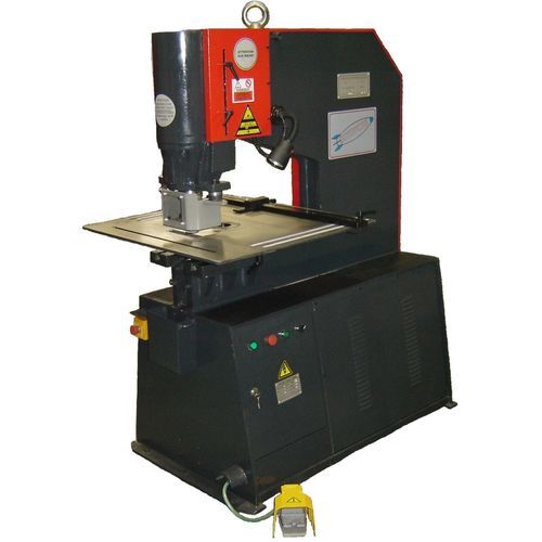 Punzonadora universal - P-Series - MAQ. IND. MET. KORPLEG, S.L. - automática / hidráulica / para perfiles