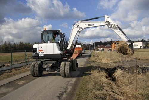 Excavadora mediana - E55W - BOBCAT - con neumáticos / Tier 4 provisional / para obra de construcción