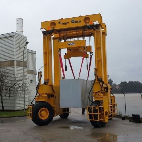 Carretilla elevadora de tipo straddle (horcaja) para contenedores - MST 110 - CIMOLAI TECHNOLOGY - con neumáticos