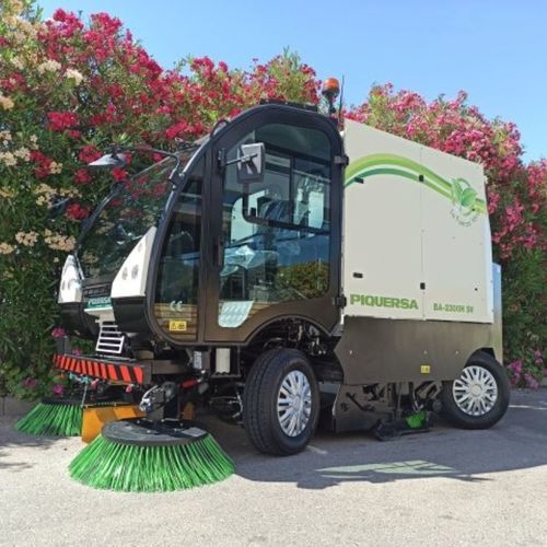 Barredora con operador a bordo - BA-2300H SV - Piquersa Maquinaria, S.A. - con motor hidráulico / de calle / compacta