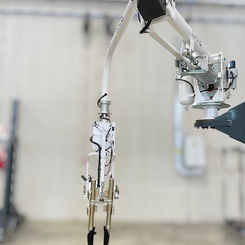 Manipulador neumático - ATIS s.r.l. - con horquilla / con basculador / para la industria del automóvil