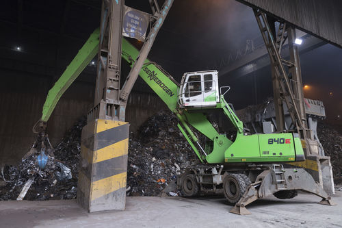 Manipuladora de materiales con orugas - 840 E series - SENNEBOGEN Maschinenfabrik GmbH - con neumáticos / hidráulica / eléctrica