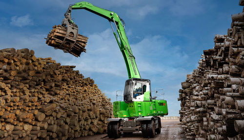 Cargadora forestal de pluma articulada - 735 E - SENNEBOGEN Maschinenfabrik GmbH - móvil