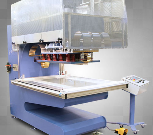 Máquina de soldar con calces calefactores - BELTA - Zemat Technology Group - de altas frecuencias / controlada por PLC / para plástico