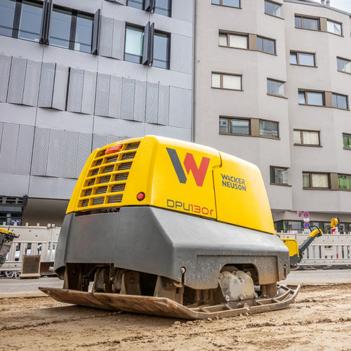 Plancha vibradora de marcha de avance - DPU 130Le - Wacker Neuson SE - con mando a distancia