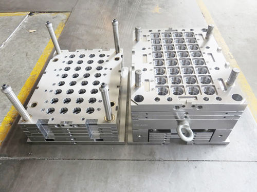 Molde de inyección de plástico piezas técnicas - AM66 - Suzhou A Mould Co.,Ltd. - para botellas PET / para aplicaciones médicas