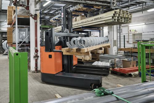 Carretilla elevadora eléctrica - Genkinger-bAKA Genkinger GmbH - con operador a pie / con guiado automático / para pasillos estrechos