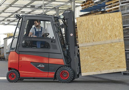 Carretilla elevadora alimentada por batería - Neumaier Industry GmbH & Co. KG - con operador a pie / de manipulación / con 4 ruedas