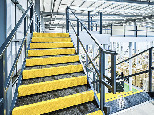 Escalera fija recta - John Scott Works Ltd - de aluminio / con baranda