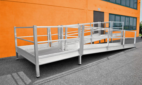 Pasarela peatonal de aluminio - DEFINITIVE CLM SRL