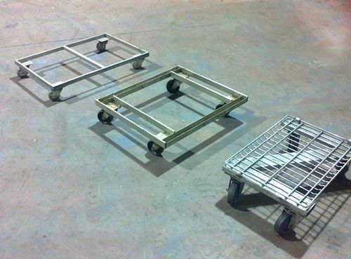 Plataforma rodante de metal - Grupo Carmelo