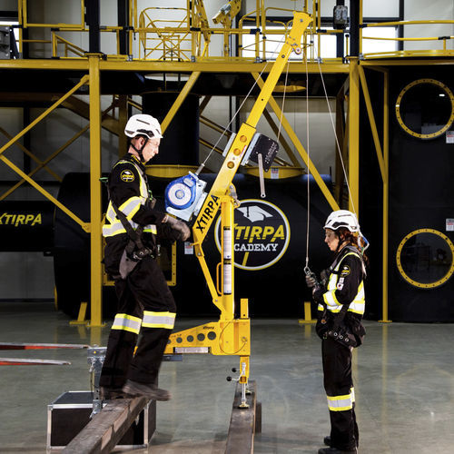 Grúa fija - IN-2210 - GLOBESTOCK Safety - de mástil / para obra / de mantenimiento