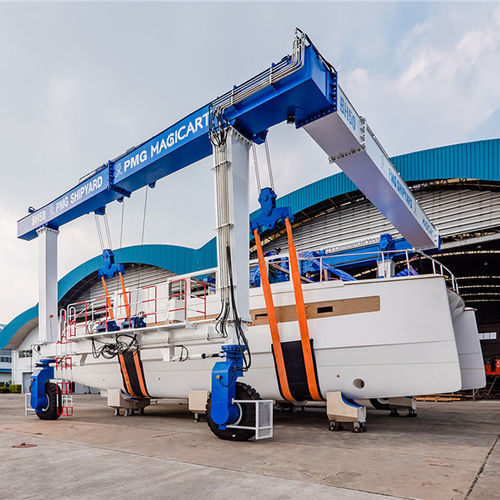 Carretilla elevadora de tipo straddle (horcaja) para barco - BH series - Xinxiang MAGICART Cranes Co., Ltd - con motor diésel / con neumáticos / con polipasto