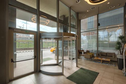 Puerta giratoria - KAPISAN ENDÜSTRİYEL KAPI SİSTEMLERİ - pivotante / de aluminio / para interior